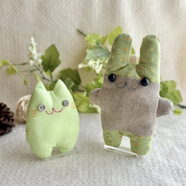 黄緑色のちび猫のぬいぐるみ「ふにゃ〜た」 | iichi 日々の暮らしを