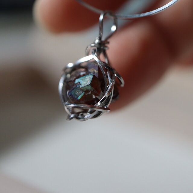 奈良県天川村産レインボーガーネットのペンダント | iichi 日々の
