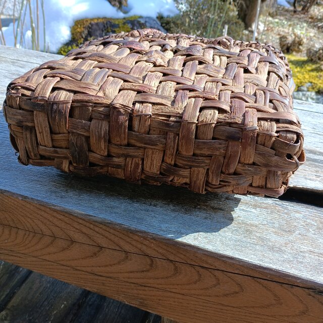 貴重な山葡萄の蔓で編んだ手提げ籠(バッグ) 202402① | iichi 日々の