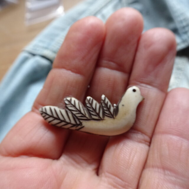 鹿角草木染のミニブローチ トリ③ | iichi 日々の暮らしを心地よくする