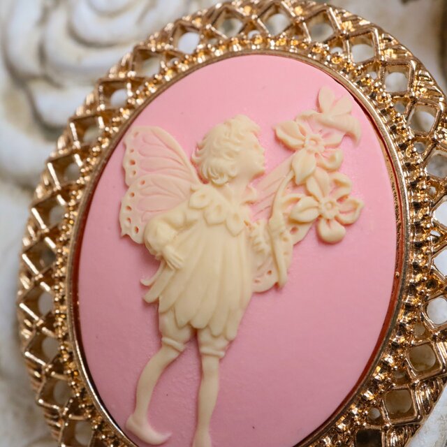 カメオのブローチネックレス 花を持つ妖精（ピンク） | iichi 日々の
