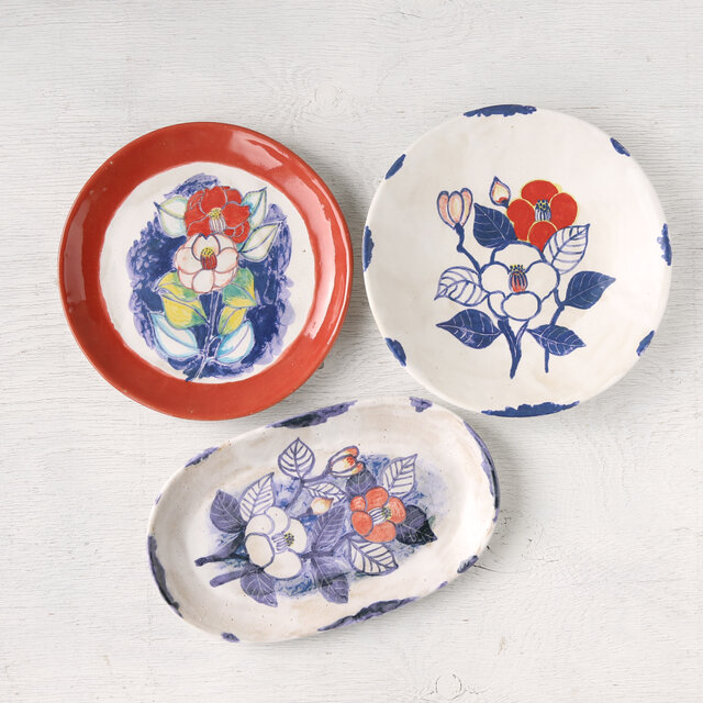 紅白椿絵の皿（染付風） | iichi 日々の暮らしを心地よくする