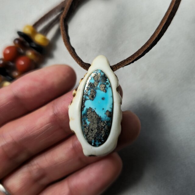 鹿の角 モレンシーターコイズのペンダント | iichi 日々の暮らしを