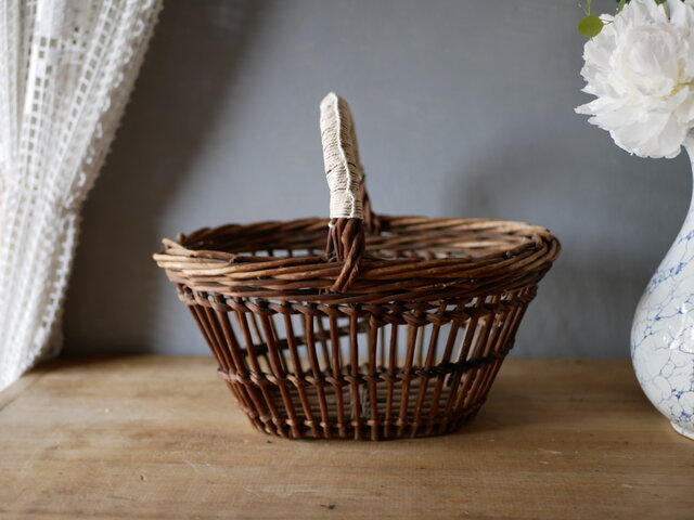 パニエ かご 籠 バスケット フランスブロカント アンティークのある