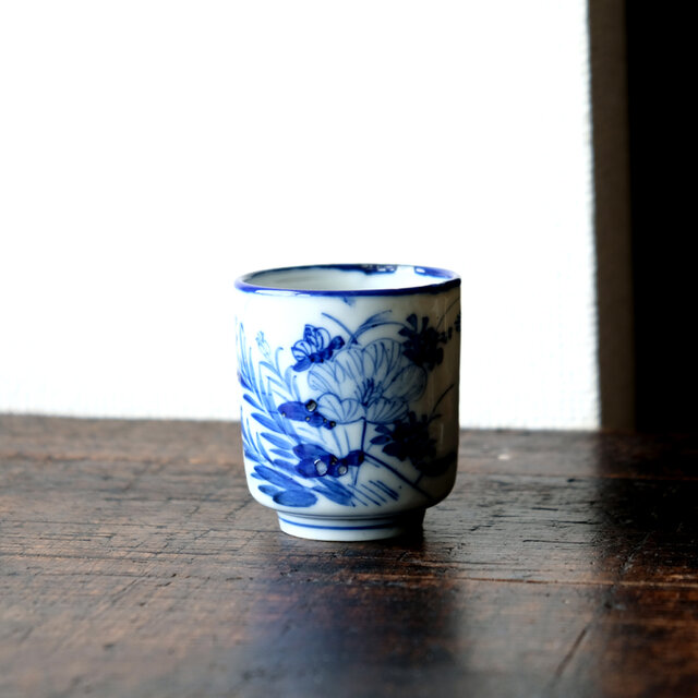 青い絵付け◇花と漢字。瀬戸焼 染付湯呑み 骨董・antiques 器 丁寧な