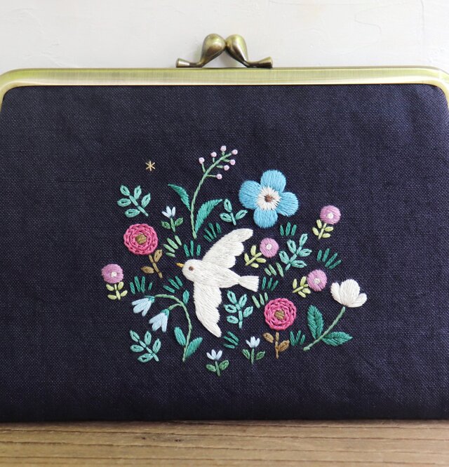 受注制作】手刺繍のがま口ポーチ『鳥と草花』角型 | iichi 日々の