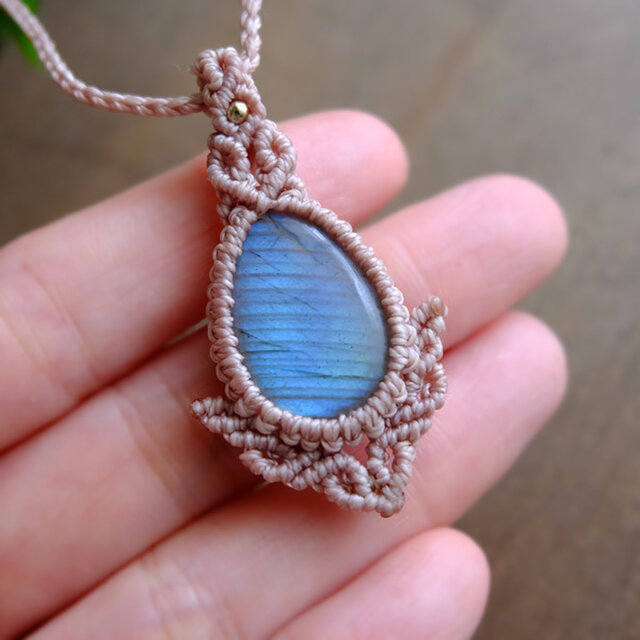 ラブラドライト（マダガスカル産）マクラメ編みミニペンダント