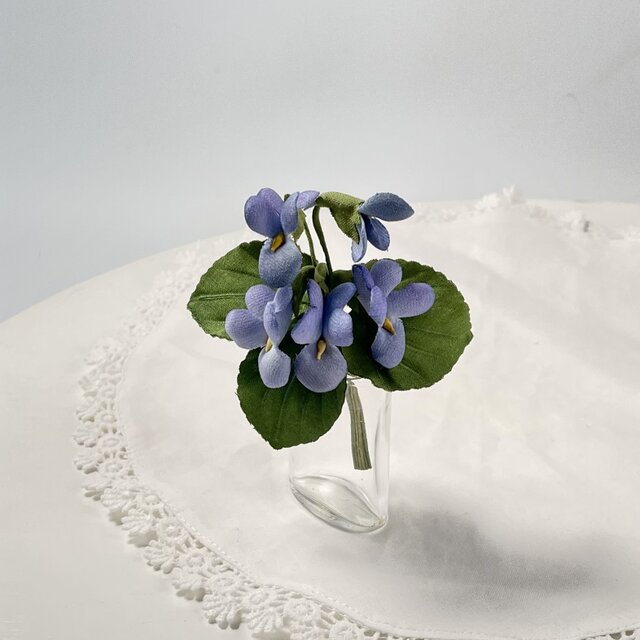 再販】布花 かれんな野すみれのブーケコサージュ | iichi 日々の暮らし
