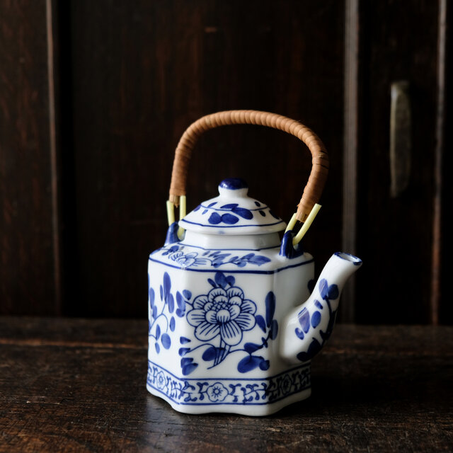 シノワズリな雰囲気◇六角で素敵。中国産 花文染付急須 チャイナレトロ