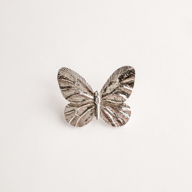 no.70004 蝶のシルバーピンブローチ | iichi 日々の暮らしを心地よく