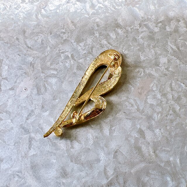 SC119-ヴィンテージブローチ U.S.A. Gold Tone Feather Motif Berry