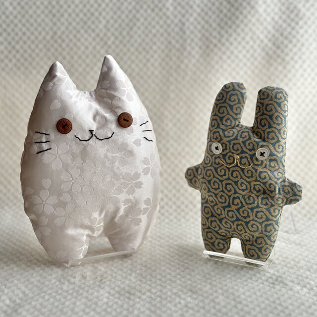 白の桜柄の猫のぬいぐるみ「ふにゃ〜た」 | iichi 日々の暮らしを