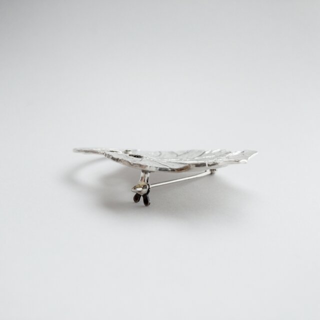 no.70006 蓮の葉のシルバーブローチ | iichi 日々の暮らしを心地よく