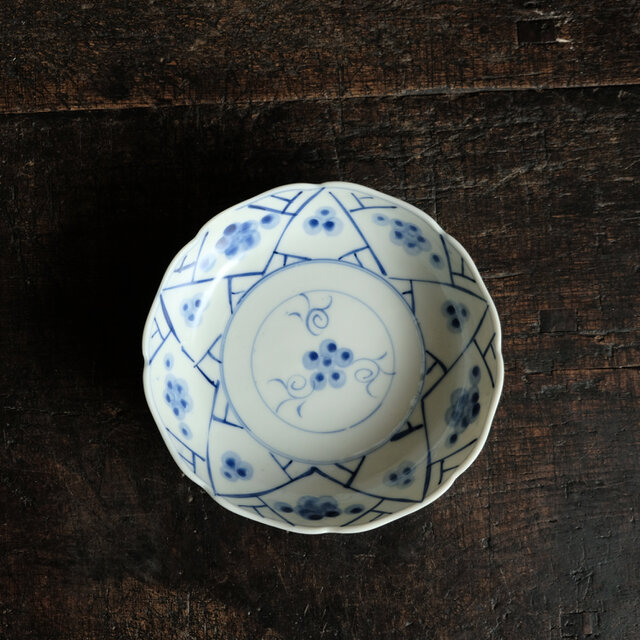 可憐で可愛い◇花唐草と五芒星。瀬戸焼 花文染付膾皿 antiques/骨董