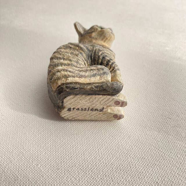 木彫りの猫の置物（お座りキジトラ） | iichi 日々の暮らしを心地よく