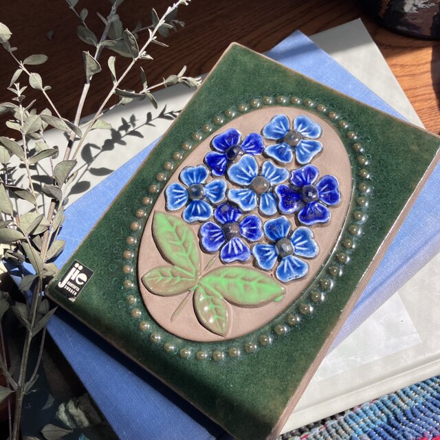 北欧＊凛とブルーのお花の陶板／ジィガントフタ／Jie Gantofta／壁飾り