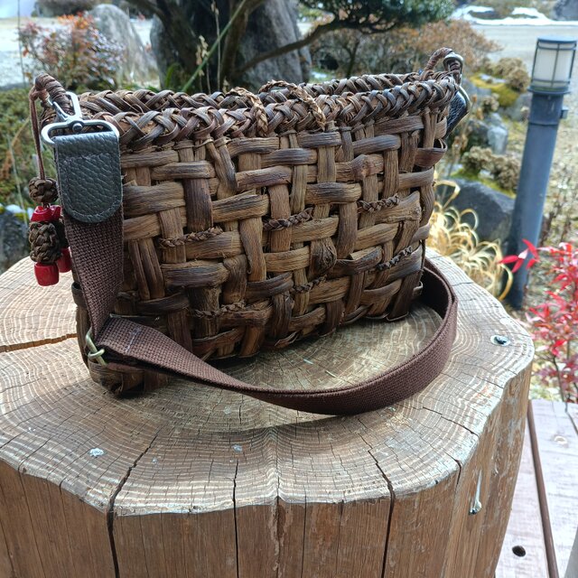 貴重な山葡萄の蔓で編んだショルダーバッグ(ポシェット)横長(小)/山