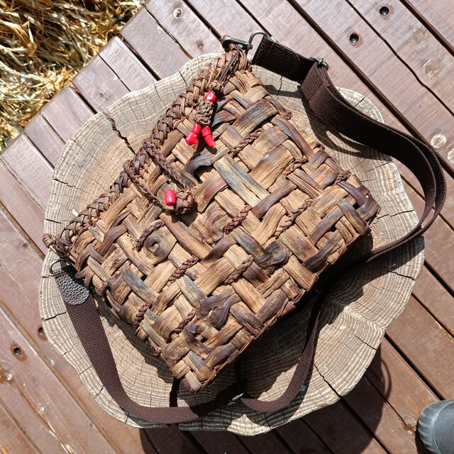 貴重な山葡萄の蔓で編んだショルダーバッグ(ポシェット)横長（中2