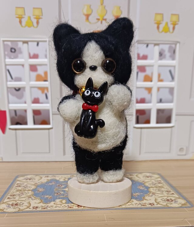 羊毛フェルト くろねこちゃん抱えたハチ猫ちゃん | iichi 日々の暮らし