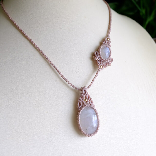 スリランカ産 ムーンストーン（6月誕生石） マクラメ編みペンダント