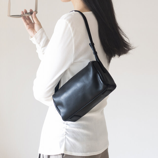 送料無料【羊革・超軽量200g】コンパクトショルダーバッグ［ブラック