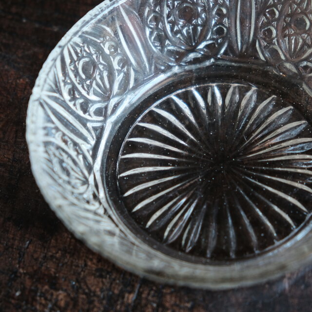 アイスクリームを乗せたくる◇プレスガラス小鉢 ウランガラス 古民家