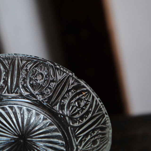 アイスクリームを乗せたくる◇プレスガラス小鉢 ウランガラス 古民家