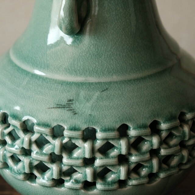 透かし彫りが素敵◇韓国産 青磁花瓶 高麗青磁 花器 動物 コリアン