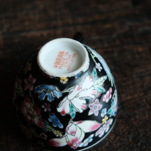 黒にカラフル草花◇中国景徳鎮 色絵カップ 器 シノワズリ チャイナ