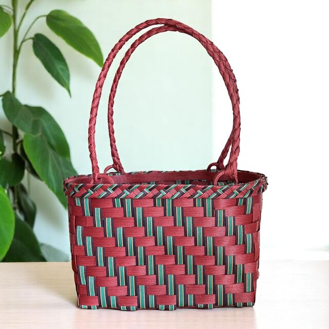 レッドとグリーンが鮮やかに映えるクラフトバンド製ショルダーバッグ