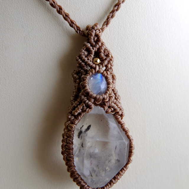 両剣水晶原石・レインボームーンストーン（インド産）マクラメ編み