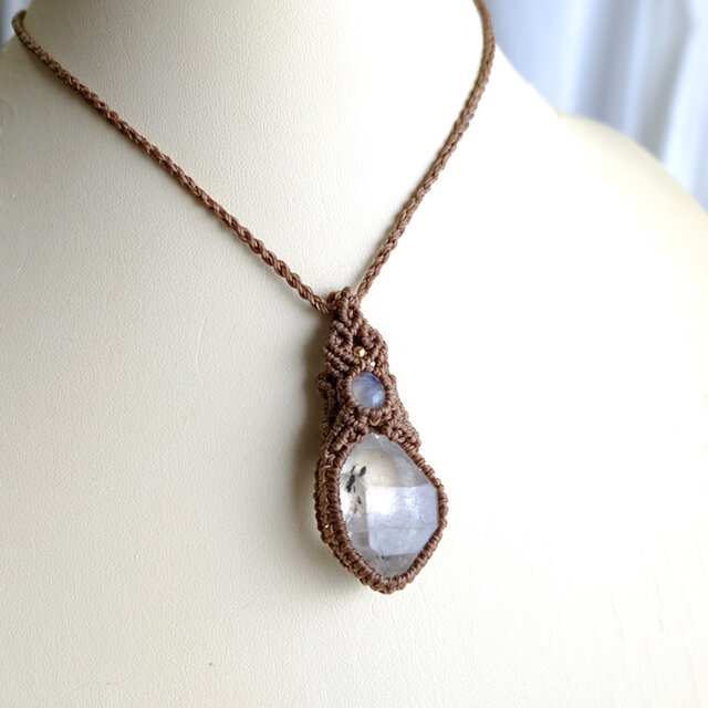 両剣水晶原石・レインボームーンストーン（インド産）マクラメ編み