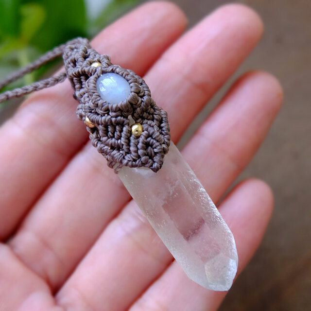 ヒマラヤ水晶ポイント （ガネーシュヒマール産）・ムーンストーン