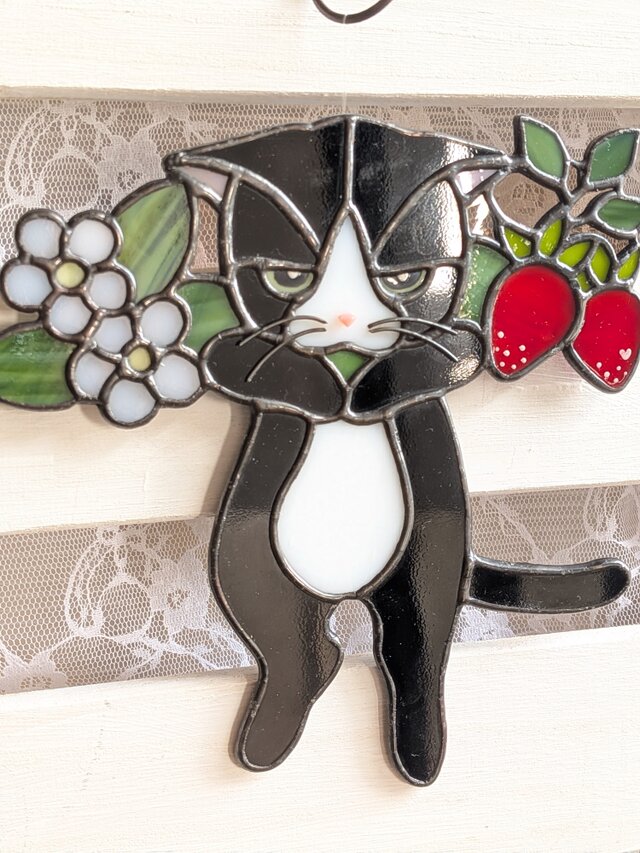 苺と猫のサンキャッチャー：ハチワレ（黄目 | iichi 日々の暮らしを