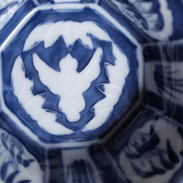 見込みは陽刻◇竹と雀。伊万里 鳥文染付八角鉢 骨董・antiques 丁寧な