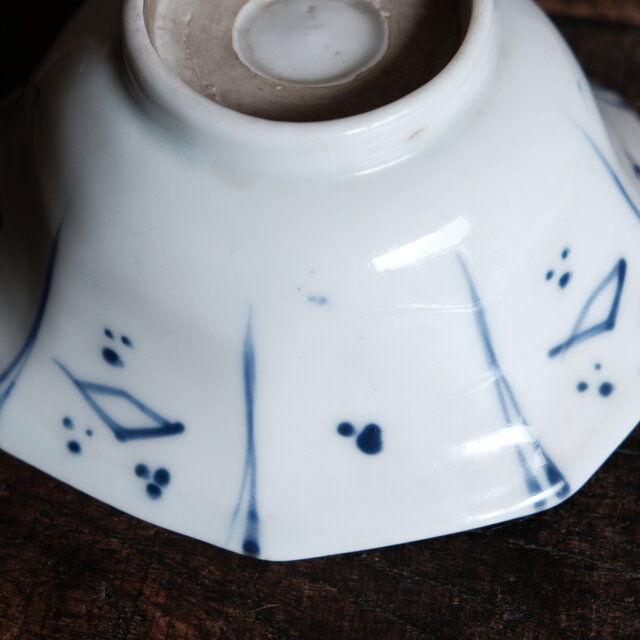 見込みは陽刻◇竹と雀。伊万里 鳥文染付八角鉢 骨董・antiques 丁寧な