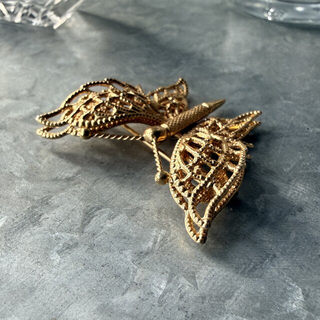 SCM40-【 MONET 】モネ・ヴィンテージブローチ Gold tone butterfly