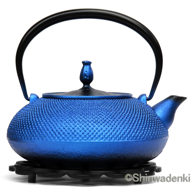 お取り寄せ】南部鉄器 鉄瓶 平丸アラレ（瑠璃色・鉄蓋）1.2L 内面