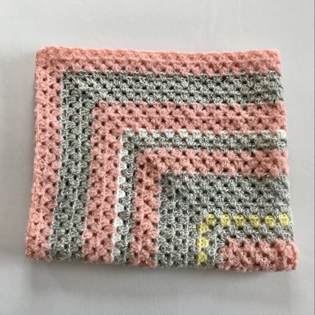 ウール グラニースクエア かぎ針編みのブランケット（膝掛け）パステル