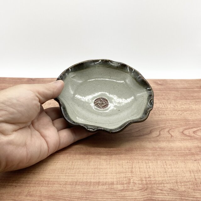 ひらひら 波型小皿 手仕事 民藝 窯元【和陶器 グレー 赤】 | iichi