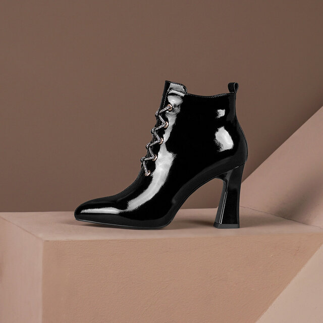 ポインテッドトゥエナメルハラコレザーレースアップショートブーツ筒丈