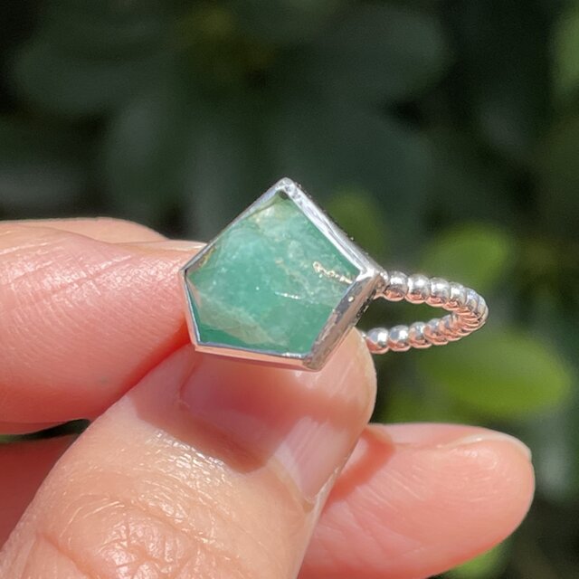 エメラルド 原石のような 変形5角形 立体カット シルバーSV925リング