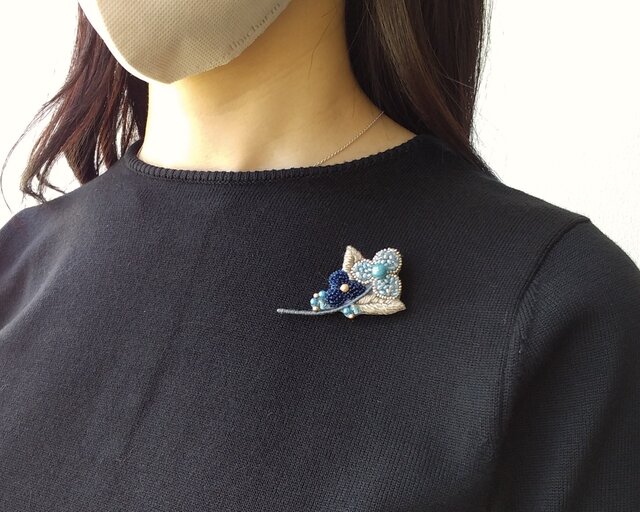 アンティークな雰囲気のシックなお花、オートクチュール刺繍のブローチ