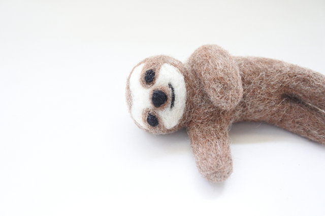 なまけもののナマケモノ（横寝） | iichi 日々の暮らしを心地よくする