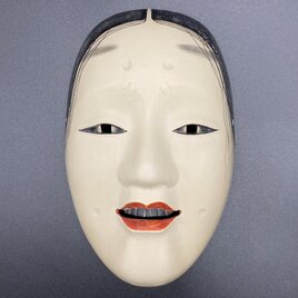 能面「小面」 | iichi 日々の暮らしを心地よくするハンドメイドや