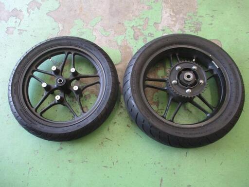 バイクパーツ】HONDA（ﾎﾝﾀﾞ） CB1100 ﾌﾞﾗｯｸｽﾀｲﾙ 純正ﾎｲｰﾙ + ﾀｲﾔｾｯﾄ