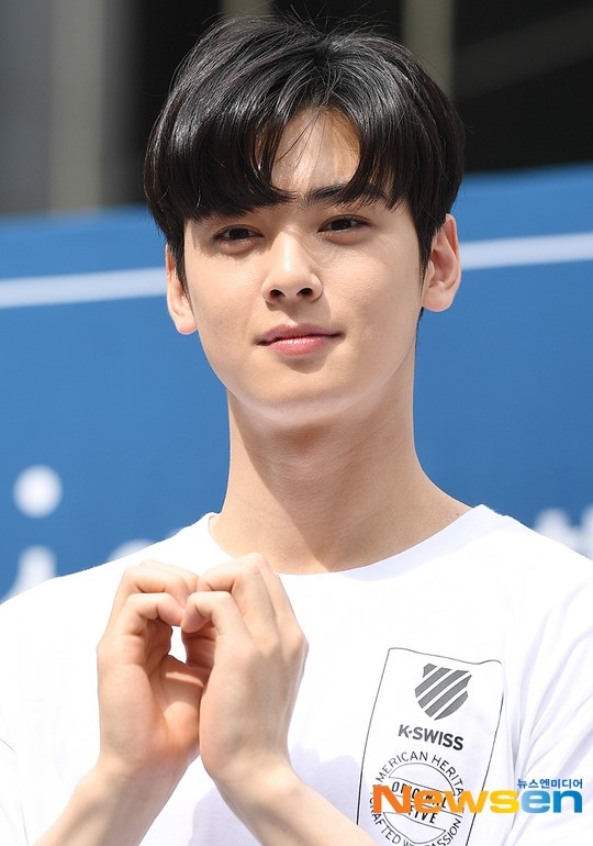 PHOTO】ASTRO チャウヌ、スポーツブランドのファンサイン会に出席…抜群