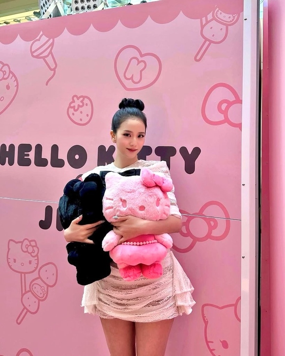 ハローキティxジス コラボ リバース ネックピロー jisoo 枕 Amazon