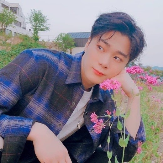 ASTRO ムンビン、飾らなくても抜群のビジュアル…爽やかな近況写真を