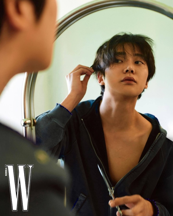 SF9 ロウン、入隊控えバリカン片手にセルフカット！変身の過程を収めた